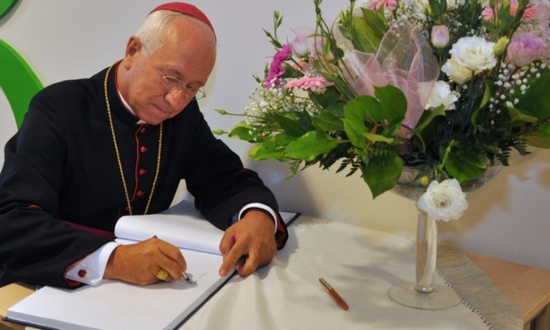 Biskup Andrzej F. Dziuba swoją obecność przypieczętował wpisem do księgi pamiątkowej
