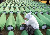 Srebrenica. Lipiec 1995 roku. Serbowie dokonali na Bośniakach prawdziwej rzezi. Holenderscy żołnierze, którzy mieli strzec zwaśnionych stron, nie reagowali...