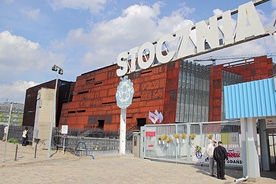 Europejskie Centrum Solidarności stoi obok historycznej Bramy nr 2 Stoczni Gdańskiej