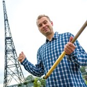 Radosław Daniewicz pokazuje ogromną śrubę – element konstrukcji radiostacji
