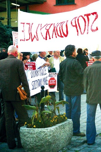 W łańcuchu protestu przeciwko odkrywce pod Gubinem brali udział członkowie Ogólnopolskiej Koalicji „Rozwój tak, odkrywki nie” z Lubina 