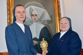 Siostry Anna i Wiesława z relikwiami św. Katarzyny Labouré