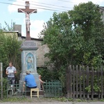 Odnowienie przydrożnego krzyża w Kochłowicach