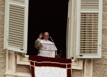 Papież Franciszek w oknie, z którego apieże prowadzą modlitwę Anioł Pański