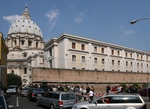 Brama wjazdowa do Watykanu, dom św. Marty z Bazyliką św. Piotra w tle