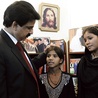 20.11.2010. Shahbaz Bhatti z córkami Asii Bibi – Sidrą i Isham. Niespełna dwa i pół miesiąca po tym spotkaniu minister został zamordowany