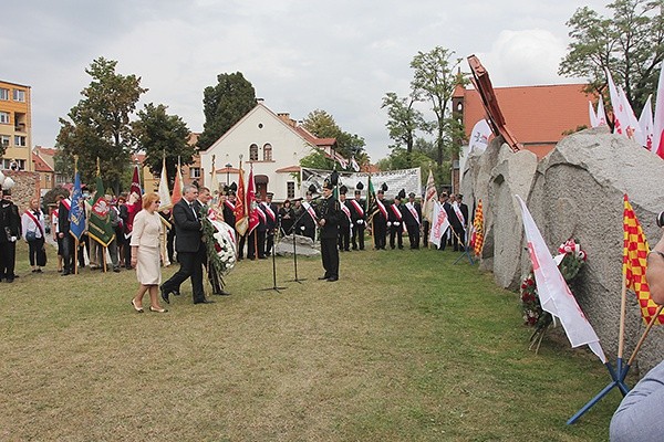 Lubinianie tłumnie przyszli przed pomnik wydarzeń z sierpnia 1982 roku