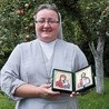 S. Renata Polak jest salezjanką, absolwentką filologii rosyjskiej. W latach 1998–2008 pracowała jako misjonarka w Odessie, Mińsku i w Moskwie