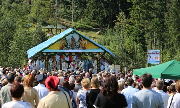 Polowy ołtarz zbudowany został na górskiej polanie w miejscu, gdzie spotykają się trzy granice: Polski, Czech i Słowacji