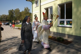 Bp Andrzej F. Dziuba święci budynek nowego przedszkola