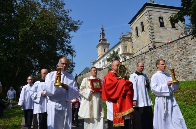 Procesja z relikwiami Świętego Krzyża