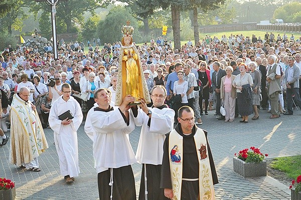 Procesja pielgrzymów z figurą Matki Bożej w skępeńskim sanktuarium