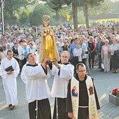 Procesja pielgrzymów z figurą Matki Bożej w skępeńskim sanktuarium