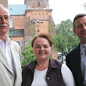  Roman Niesiobędzki, Elżbieta Krzemińska i ks. Dariusz Piskorski – dyrektor Ośrodka Naukowo-Badawczego UKSW z siedzibą w Płocku  zachęcają do skorzystania z oferty Uniwersytetu Trzeciego Wieku  przy ul. abp. Nowowiejskiego 2