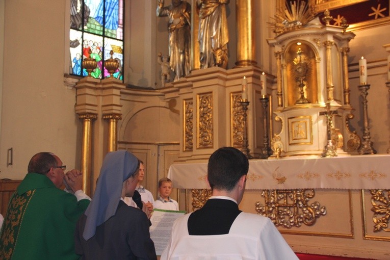 Przed Najświętszym Sakramentem modlono się m.in za wszystkich kapłanów i siostry zakonne pochodzące z parafii