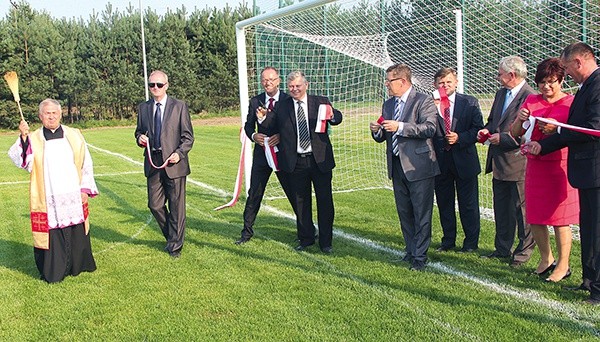 Po uroczystym przecięciu  wstęgi ks. kan. Tadeusz Kszczot poświęcił stadion