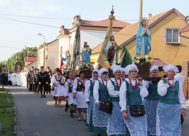 Procesyjne wprowadzenie obrazu i relikwii w Uściu Solnym