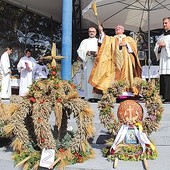 Abp Sławoj Leszek Głódź poświęcił dożynkowe wieńce