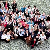 Jak na spotkanie przyjaciół przystało, nie mogło zabraknąć rodzinnej fotografii 