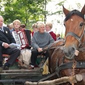 Koniarze u Matki Bożej Bolesnej w Łozinie