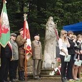  Pod pomnikiem pamięć poległych uczcili m.in. kombatanci i młodzież