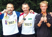 Grzegorz Niski (pierwszy z lewej) z kolegami po przebiegnięciu maratonu