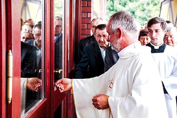  Klucze do nowego kościoła odebrał ks. Konrad Lempa, proboszcz parafii MB Bolesnej