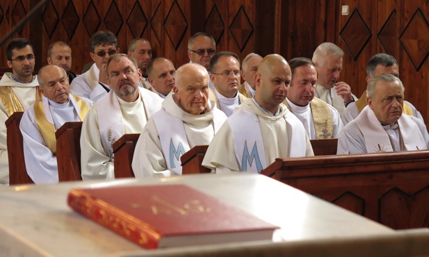 Biskup i 40 zakonników