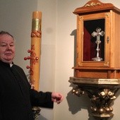 Ks. Marian Czajkowski z relikwiarzem, który znajduje się w kaplicy Aniołów Stróżów