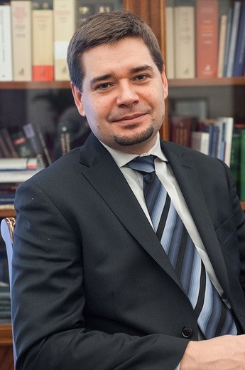 Michał Królikowski  jest doktorem habilitowanym nauk prawnych, profesorem UW, specjalizuje się w problematyce filozofii i teorii prawa karnego oraz zarządzania wymiarem sprawiedliwości. Ma 37 lat, żonę i czworo dzieci.