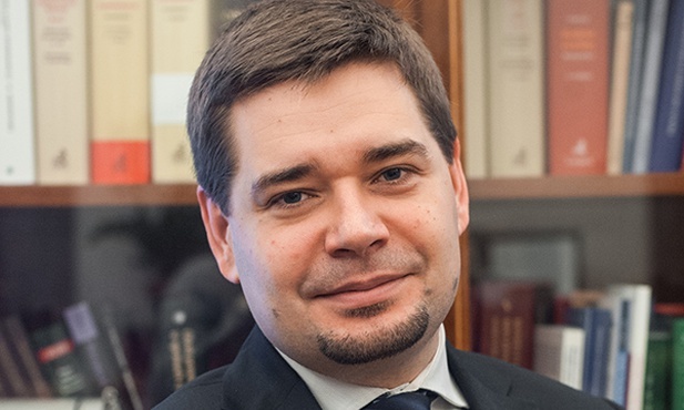 Michał Królikowski  jest doktorem habilitowanym nauk prawnych, profesorem UW, specjalizuje się w problematyce filozofii i teorii prawa karnego oraz zarządzania wymiarem sprawiedliwości. Ma 37 lat, żonę i czworo dzieci.