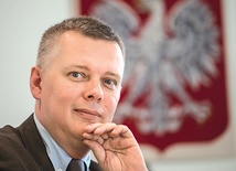 Tomasz Siemoniak od 2011 minister obrony narodowej, od 2014 wicepremier. W latach 2007–2011 był sekretarzem stanu w Ministerstwie Spraw Wewnętrznych i Administracji. Jest członkiem zarządu krajowego Platformy Obywatelskiej. Ukończył studia na Wydziale Handlu Zagranicznego Szkoły Głównej Handlowej w Warszawie. W czasie studiów kierował uczelnianymi strukturami Niezależnego Zrzeszenia Studentów. Ma 47 lat.