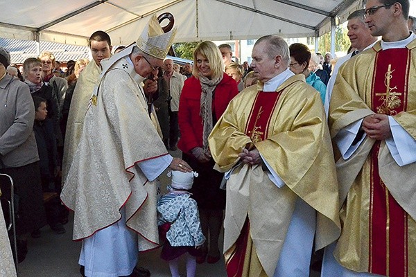  Po Eucharystii abp S. Budzik pozdrawiał wiernych