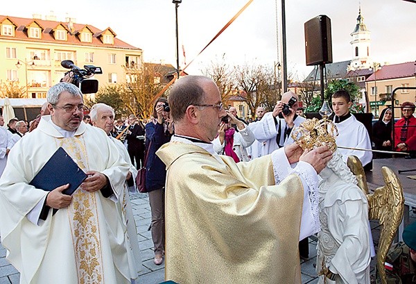 Powitanie figury św. Michała Archanioła na rynku miasta