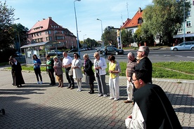 Modlących się na placu Łużyckim minęło kilkadziesiąt osób. Większość  z nich z ogromną uwagą obserwowało nietypowe wydarzenie