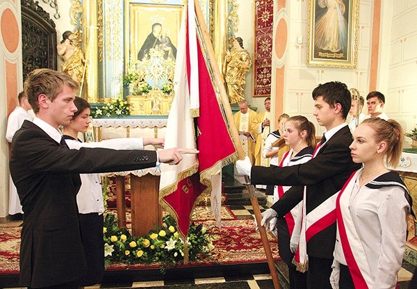  Uczniowie klas pierwszych ze szkół prowadzonych przez prezentki  złożyli ślubowanie przed wizerunkiem Maryi