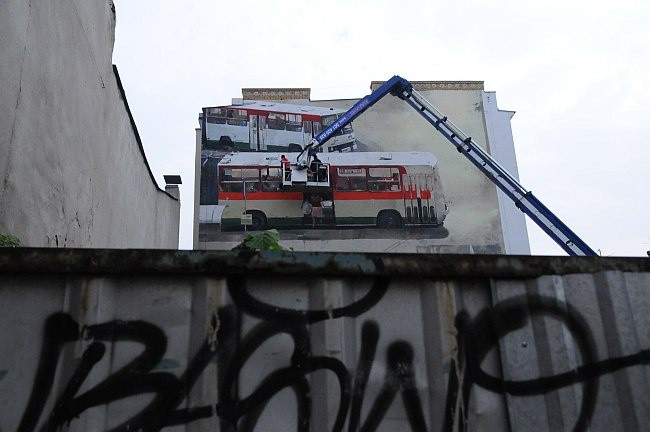 Paryski autobus na ścianie
