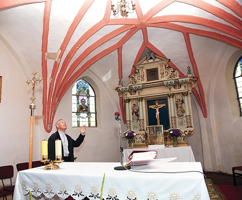  Skromne prezbiterium kontrastuje z wielką częścią nawową zbudowaną dla pielgrzymów