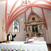  Skromne prezbiterium kontrastuje z wielką częścią nawową zbudowaną dla pielgrzymów