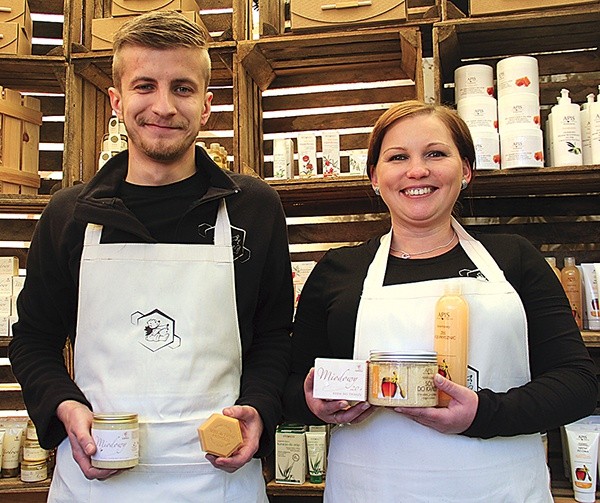  – Miód jest dobry nie tylko do jedzenia, ale również ma zastosowanie w naturalnych kosmetykach bazujących na produktach pszczelich – przekonują Barbara Oboza i Radosław Lester z Sułkowic koła Andrychowa