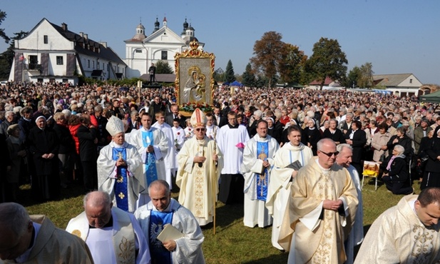 W rocznicowej celebrze wzięło udział kilka tysięcy wiernych i ponad 100 kapłanów