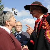 Franciszek Maślanka z Mesznej, jeden z "adiutantów" ks. Karola Wojtyły, w rozmowie z Urszulą Własiuk, prezes Fundacji Szlaki Papieskie . Z tyłu - Jerzy Rieger ze środowiska "Wujka"