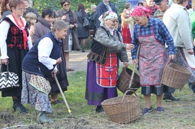 Członkowie zespołu ludowego pokazywali, jak kiedyś na wsi wygladały wykopki