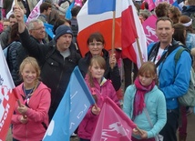 Anna i Bertrand Bischowie (z lewej) i Bogdan Krótki z córkami na "Manif pour tous" w Paryżu