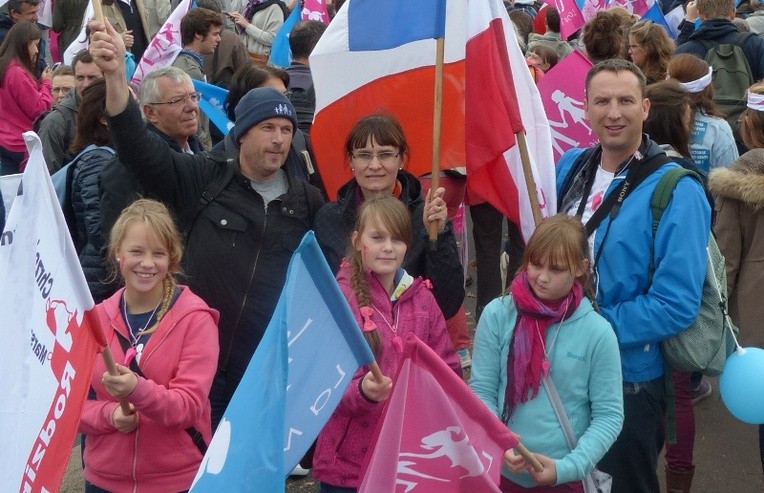 Anna i Bertrand Bischowie (z lewej) i Bogdan Krótki z córkami na "Manif pour tous" w Paryżu