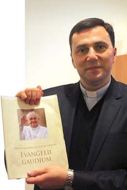 Papieska adhortacja jest bardzo ważną lekturą nie tylko dla kapłanów 