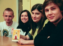 Walter (pierwszy z prawej), Katarzyna, Sara i Łukasz.  Ci młodzi ludzie i ich znajomi są żywym przykładem na to, że czystość to wciąż atrakcyjne słowo