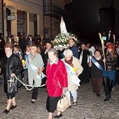  Uliczna modlitwa różańcowa to także nasze wyznanie wiary – mówili uczestnicy procesji