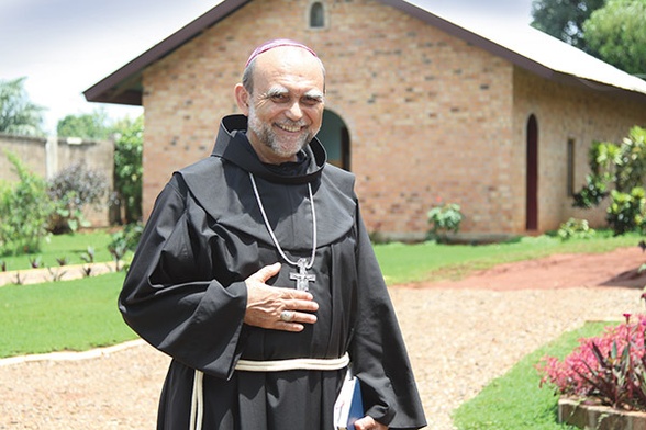 Bp Tadeusz Kusy Pochodzi z Cieszyna, ma 62 lata. W Afryce pracuje od 1979 r., obecnie w Republice Środkowoafrykańskiej. Papież Franciszek mianował go biskupem koadiutorem diecezji Kaga-Bandoro. Zamieszkuje ją ok. 300 tys. osób, z czego 1/3 stanowią katolicy. Większa część terenu diecezji jest obecnie kontrolowana przez islamskie bojówki. 