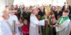  Kamień węgielny złożono w fundamentach wieży kościoła, w miejscu, gdzie będzie kaplica nieustannej adoracji Najświętszego Sakramentu